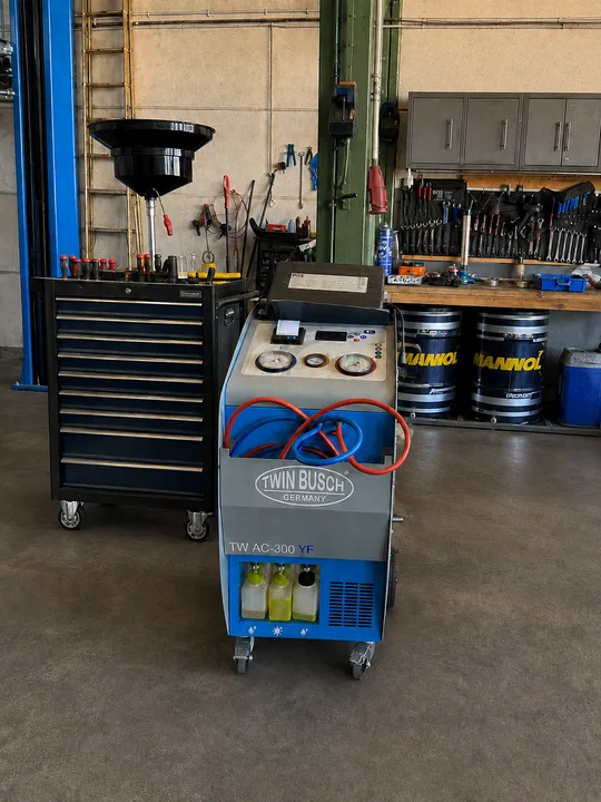 Twin Busch TW AC-300 YF Klimaservicegerät mit Schläuchen und Manometern in unserer Werkstatt