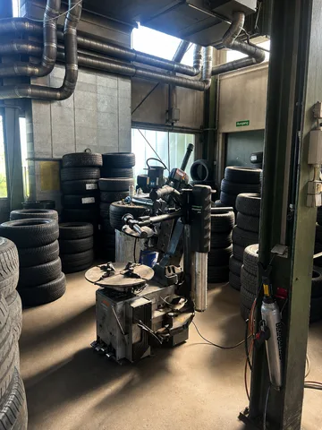 Reifenmontiermaschine mit Spannteller und Montagearmen in unserer Werkstatt
